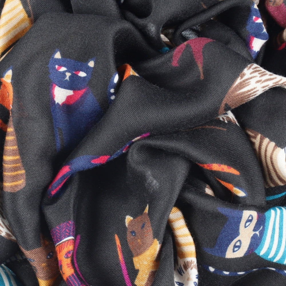 Zachte zwarte damessjaal met kattenprint – Nikko (2)
